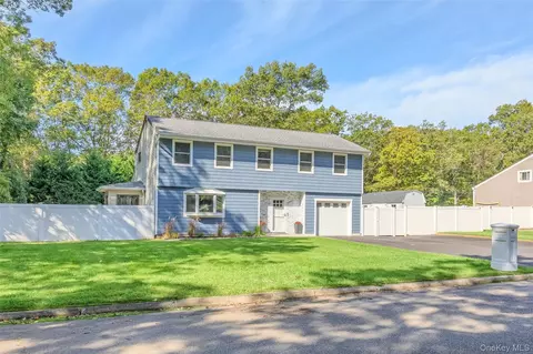 8 Andover Dr, Port Jefferson Station, NY 11776