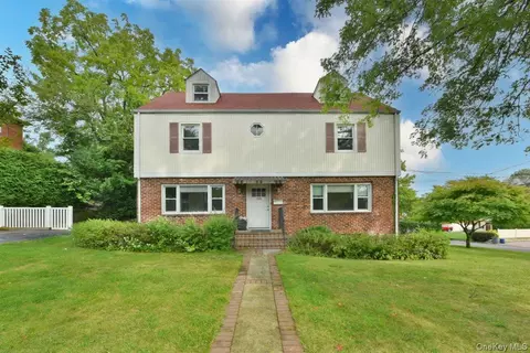106 Grandview Ave, North Hempstead, NY 11020
