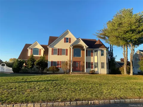 1 Pal Ct, Shoreham, NY 11786