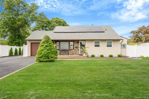 14 Dartmouth Dr, Bay Shore, NY 11706