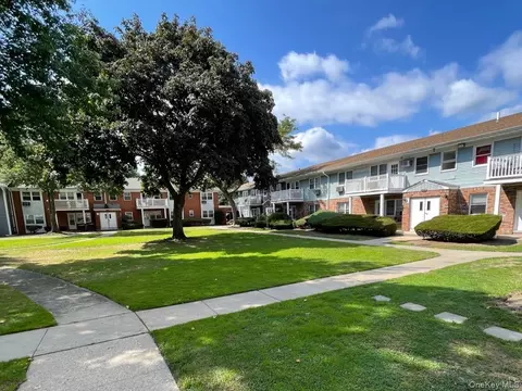 3 Hemlock Dr # C, Bay Shore, NY 11706