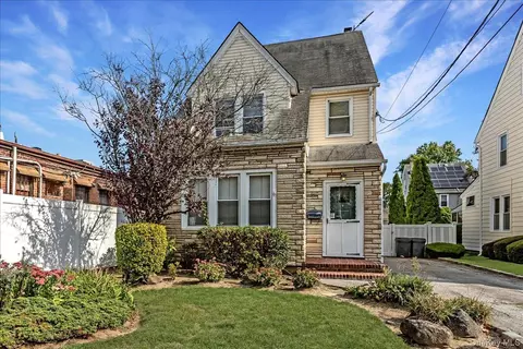 90 Jackson Rd, Valley Stream, NY 11581
