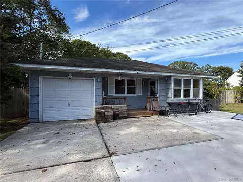 135 Forrest Ave, Shirley, NY 11967