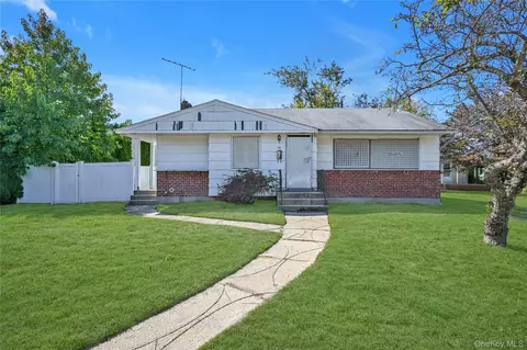 58 Amherst Ln, Hicksville, NY 11801