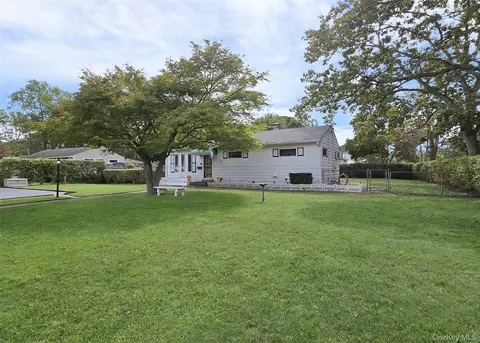 14 E Oakdale St, Bay Shore, NY 11706