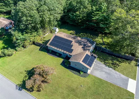 15 Garden Ln, Yaphank, NY 11980