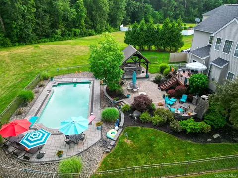 102 Luthien Forest Rd, New Windsor, NY 12553