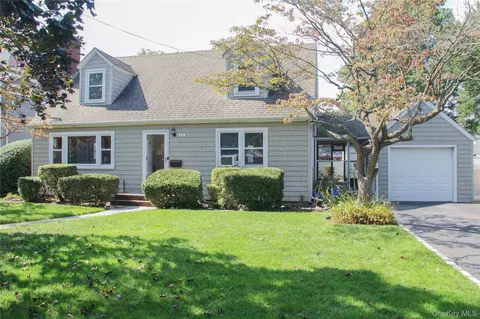 117 N Grove St, Freeport, NY 11520