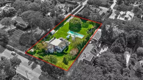 46 Bellport Ln, Bellport, NY 11713