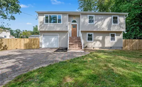31 Perry Ln, Wheatley Heights, NY 11798