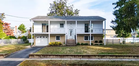52 Dover St, Lindenhurst, NY 11757