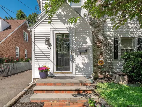 11 Park Ave, North Hempstead, NY 11050