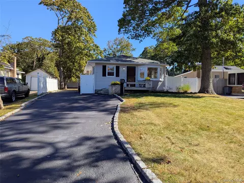 139 Pine Neck Ave, Brookhaven, NY 11772