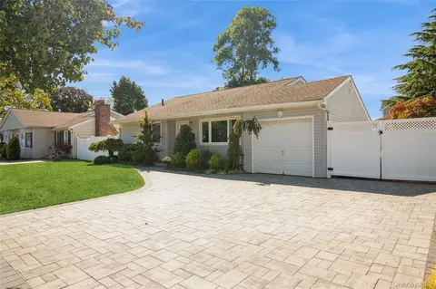 18 Lois Ln, South Farmingdale, NY 11735