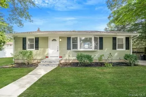 11 2nd Ct, Ronkonkoma, NY 11779