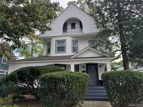 103 Rose St, Freeport, NY 11520