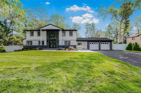 15 Southwick Ct, Plainview, NY 11803