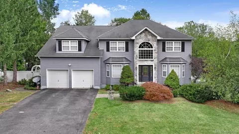 1010 Pine Vw, New Windsor, NY 12553