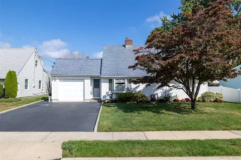 125 Meridian Rd, Levittown, NY 11756