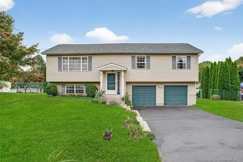 23 Macintosh Dr, Wallkill, NY 10941