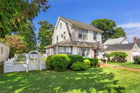 85 Edmund Street St, Lynbrook, NY 11563