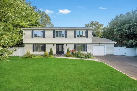 18 Stonehurst Ln, Dix Hills, NY 11746