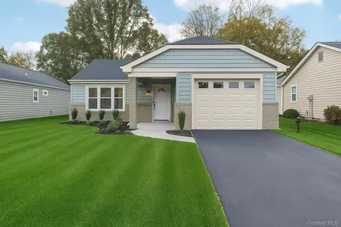 407 Belfast Ln, Ridge, NY 11961