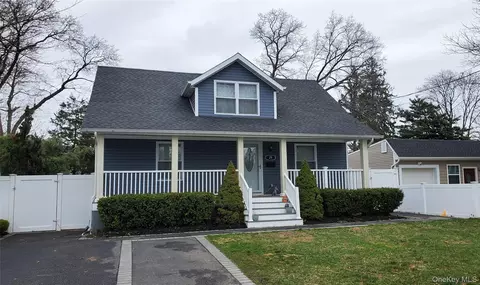 29 Oak St, Islip, NY 11751