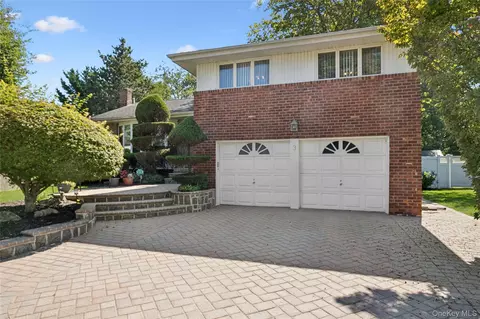 3 Wood Ln, Plainview, NY 11803