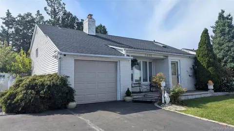 3806 Windsor Dr, Bethpage, NY 11714