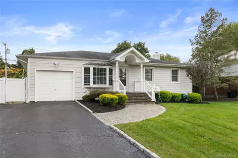 19 Blue Spruce Ln, Commack, NY 11725