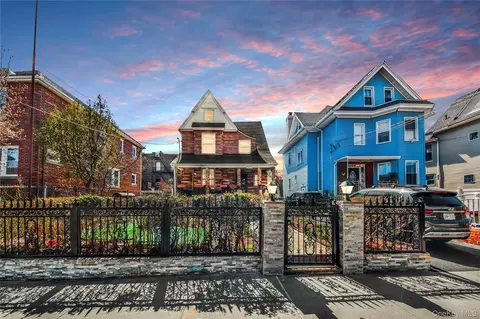 820 S Oak Dr, New York, NY 10467