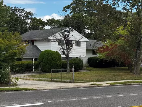149 Phelps Ln, North Babylon, NY 11703