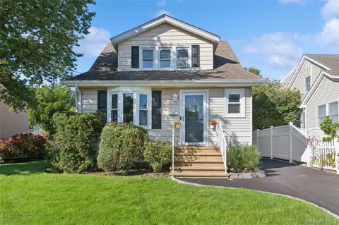 906 Ardmore Pl, Bellmore, NY 11710