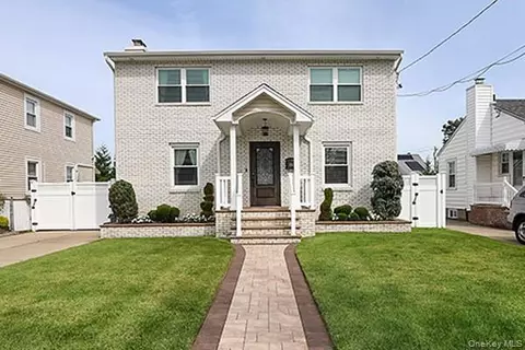 956 Hancock Ave, Franklin Square, NY 11010