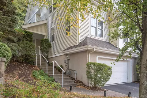 70 Briarbrook Dr, Briarcliff Manor, NY 10510