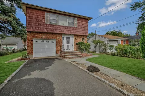 53 2nd St, North Hempstead, NY 11040
