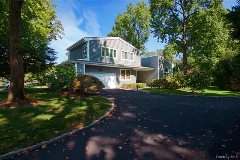 40 Tiffany Cir, North Hempstead, NY 11030