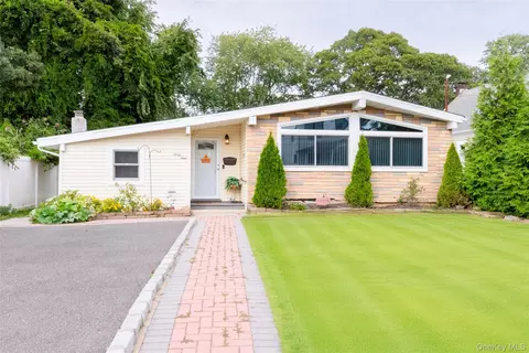49 Campbell St, Patchogue, NY 11772