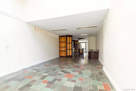 Entry Way - 7 Ferris Ln, Poughkeepsie, NY 12601 photo 2 of 4