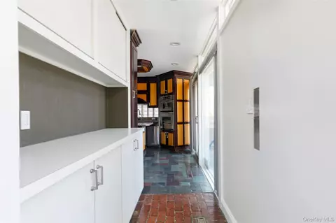 Entry Way - 7 Ferris Ln, Poughkeepsie, NY 12601 photo 1 of 4
