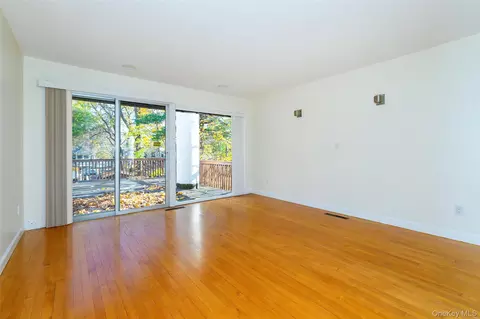 Living - 7 Ferris Ln, Poughkeepsie, NY 12601 photo 6 of 9