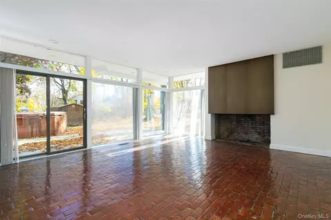 Living - 7 Ferris Ln, Poughkeepsie, NY 12601 photo 4 of 9