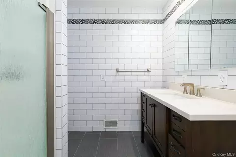 Bath - 7 Ferris Ln, Poughkeepsie, NY 12601 photo 2 of 3