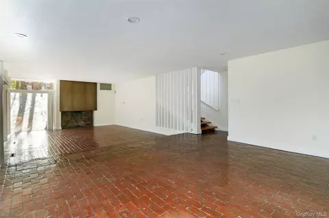 Living - 7 Ferris Ln, Poughkeepsie, NY 12601 photo 5 of 9