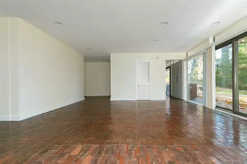 Living - 7 Ferris Ln, Poughkeepsie, NY 12601 photo 2 of 9