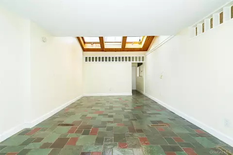 Living - 7 Ferris Ln, Poughkeepsie, NY 12601 photo 1 of 9