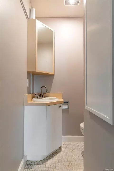 Bath - 7 Ferris Ln, Poughkeepsie, NY 12601 photo 1 of 3