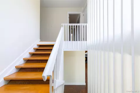 Entry Way - 7 Ferris Ln, Poughkeepsie, NY 12601 photo 3 of 4
