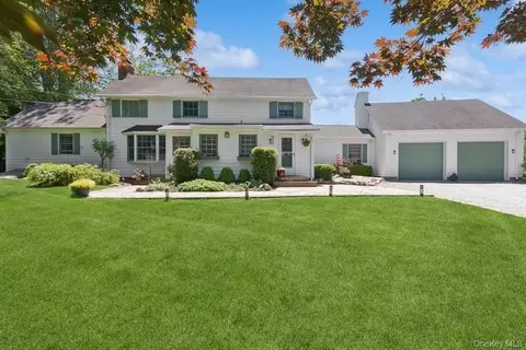 43 Hill St, Wading River, NY 11792